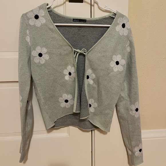 Sweaters - Adorable sweater with flowers
